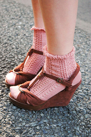 粉色的镂空袜子甜美可爱凉鞋和袜子的搭配原本是禁忌,但是随着复古的