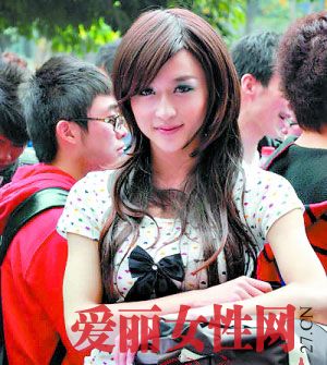 网络伪娘亲身示范男变女穿搭术