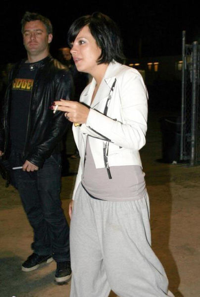 的确,莉莉-艾伦 (lily allen) 那双大眼睛和椭圆形的鹅蛋脸,都和我们