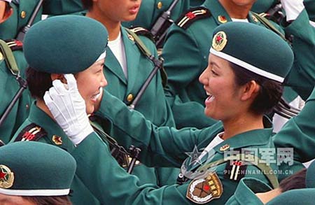 軍報披露當年國慶閱兵兩屆女兵方隊成員近況圖4