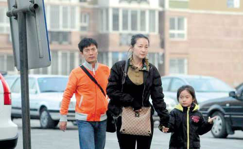 黄健翔和现任妻子带着与前妻所生的大女儿逛街