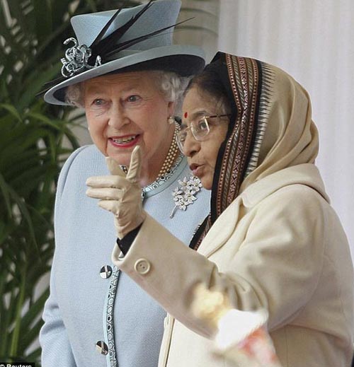 英国女王和印度女总统帕蒂尔交谈
