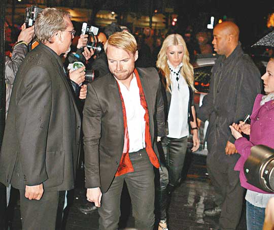 男孩地带主唱ronan keating与妻子yvonne,以及keith duffy(右图)等