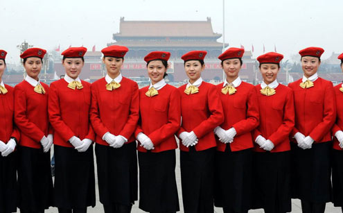 抓拍:两会靓丽礼仪小姐现身天安门(组图)(2)