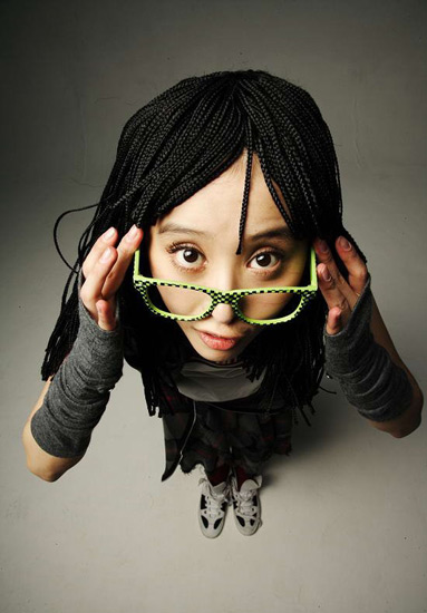 组图李欣汝超搞怪写真变身真人版大头娃娃2