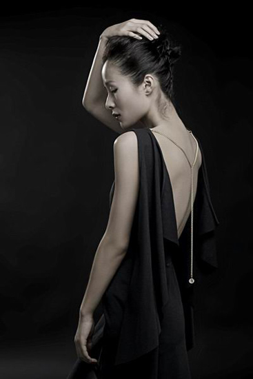 组图:江一燕典雅写真大秀美背尽显妩媚