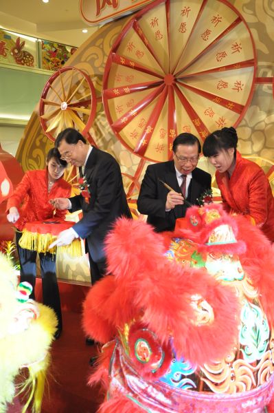 北京东方广场有限公司董事长甘庆林先生(右)与东城区区委杨柳荫书记