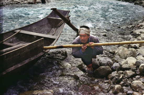 《三峡》1983年,船工 摄影:陈池春