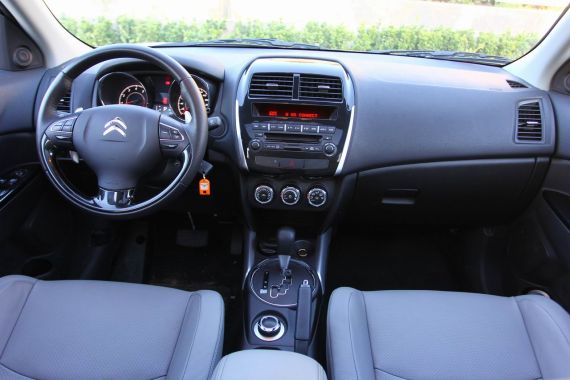 新浪汽车深度评测雪铁龙c4aircross_内饰