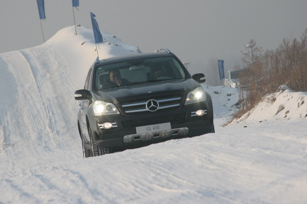 图为奔驰gl 450冰雪路面行驶