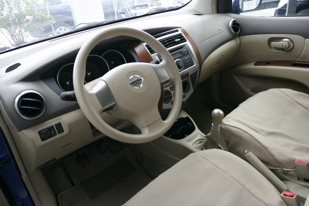 东风日产骏逸内饰