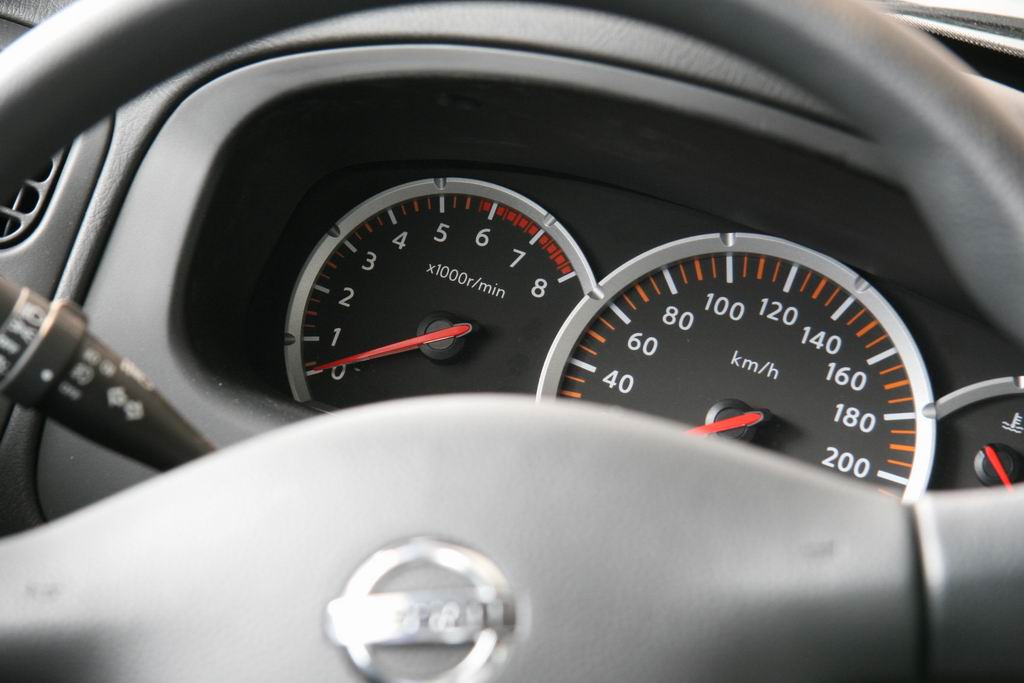 郑州日产帕拉丁仪表盘