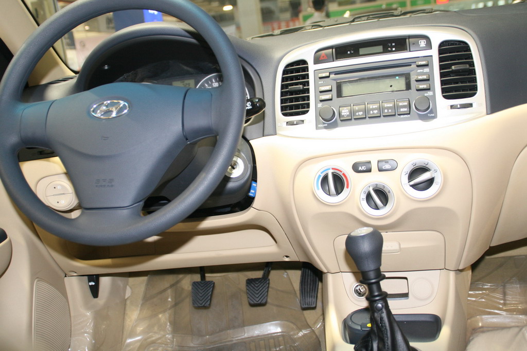 北京现代雅绅特内饰