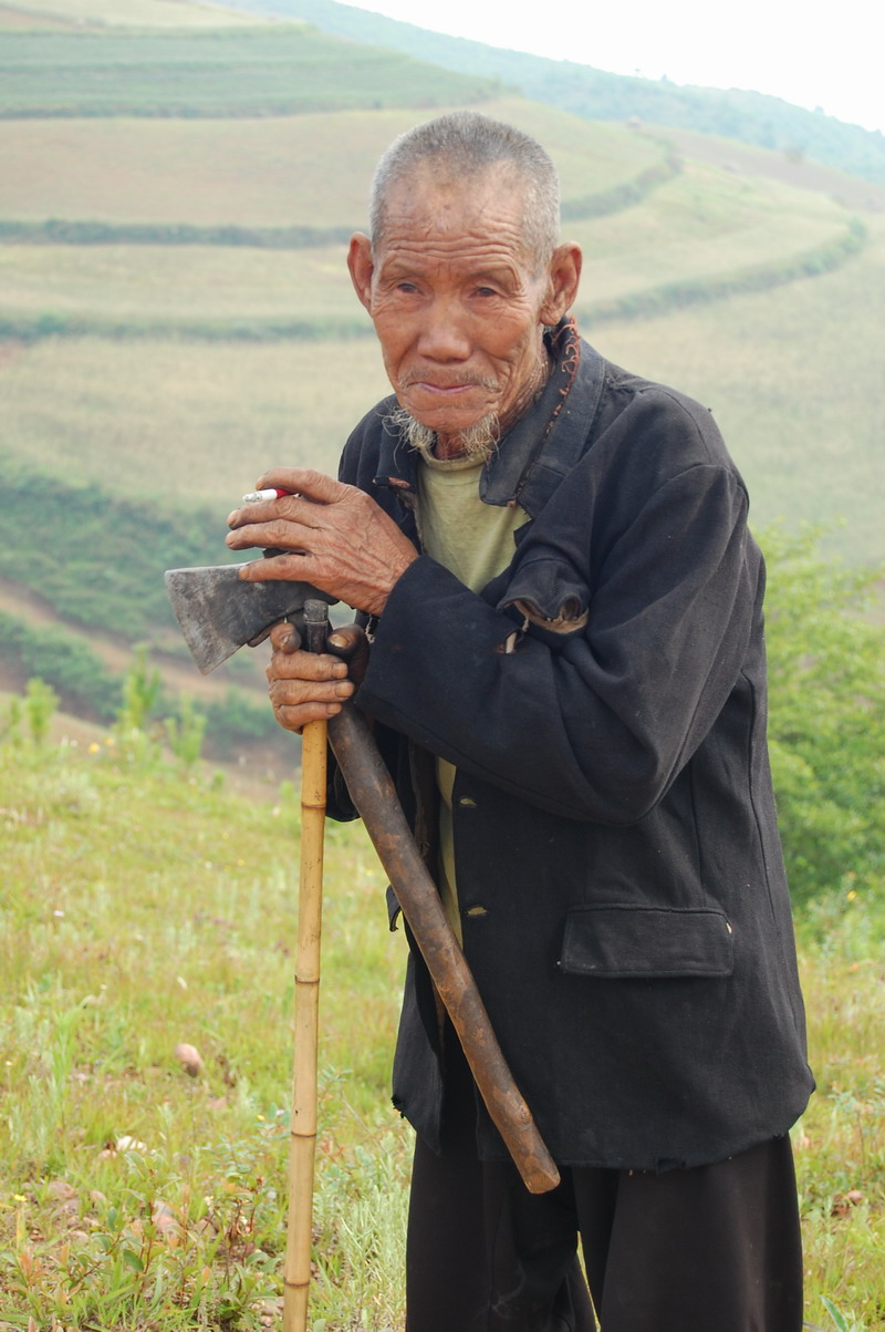 古代彝族老人照片图片