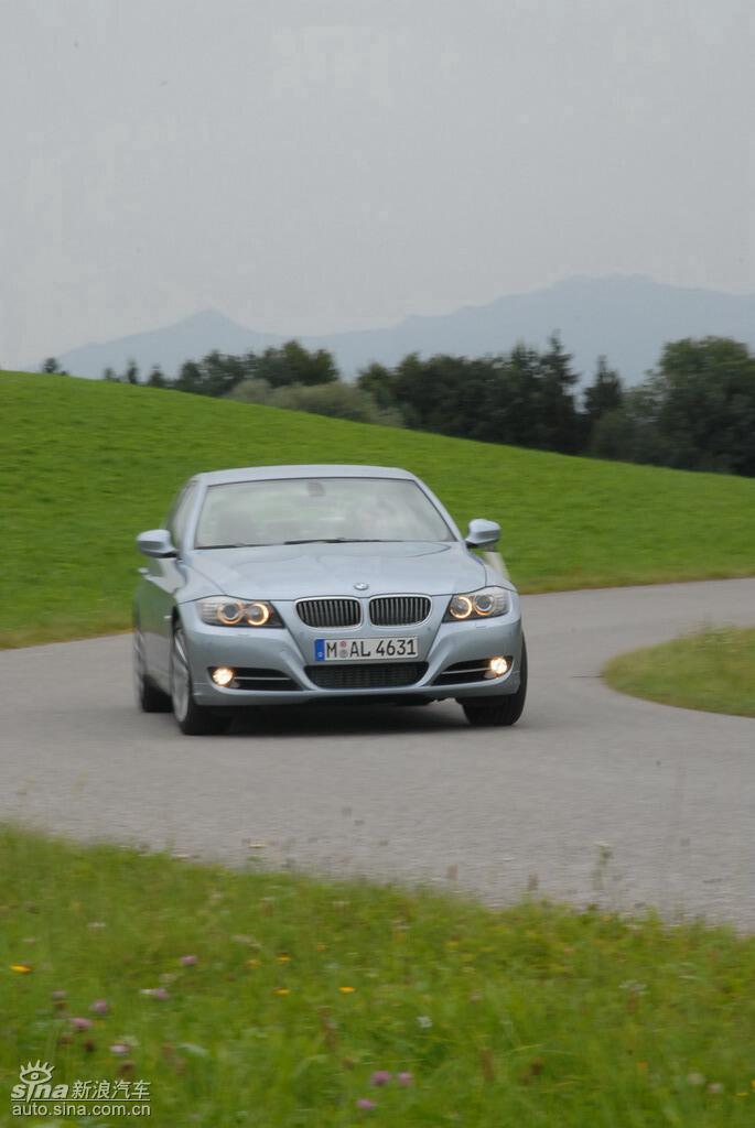 09款宝马3系轿车行驶动态