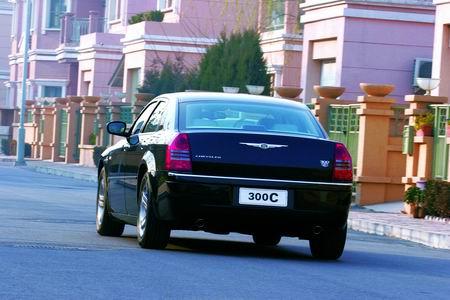 混血坦克试驾克莱斯勒300c