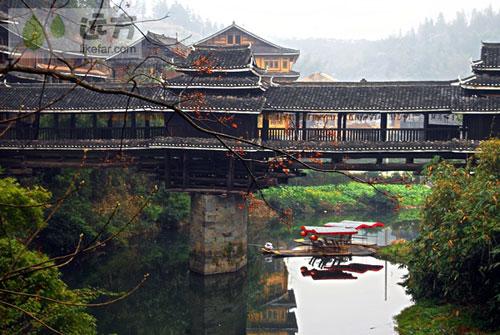 侗寨风雨桥大多是村民们共同出资建造的,如今走在桥上,仍可见碑刻里留