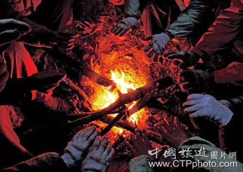 的温度会降至零下十五六度,休息时,赶马人聚在一起烤火取暖(陈团结摄)
