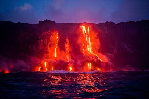 夏威夷群島系百萬年前由於火山活動的能量自海底拱出的.