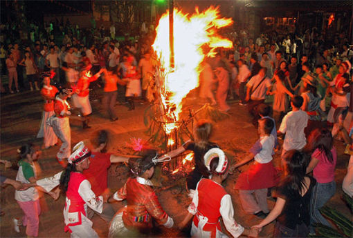 白族火把节的庆祝方式图片