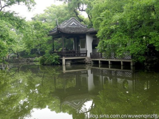 知鱼槛是寄畅园的名片,位于锦汇漪中心,突出池中,三面环水,方亭翼然