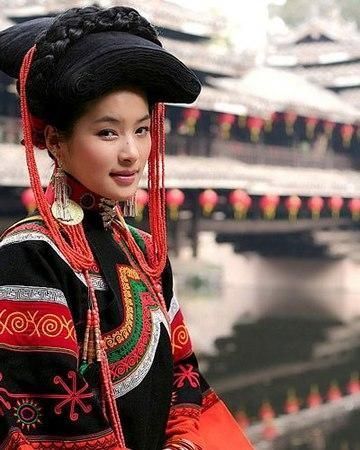 彝族诡异摸奶节漂亮姑娘随便摸