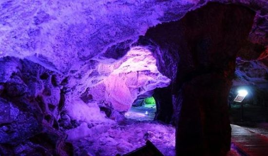 多数像馒头般大小,有棱有角,脚踏上去,发出吱吱的响声,有黑色有紫色