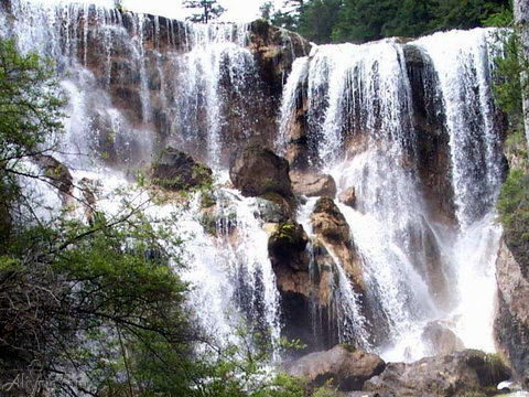 雅鲁藏布江瀑布图片