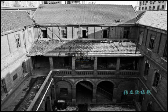 纪念碑北侧则是那座著名的大石桥,据说是在正太铁路开通以后这里人员