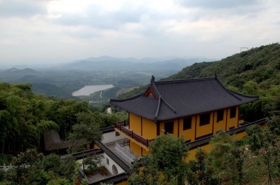 中国 浙江 湖州 正文 莫干山有个高峰村,高峰村境内有一座高峰禅寺