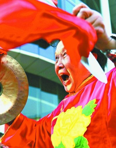 锣鼓迎春 百步亭社区民俗活动丰富多彩,瞧他们投入地敲响开心的锣鼓!