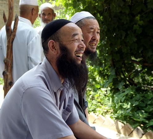 砸枕头戏公伯 甘肃东乡族有趣婚俗(组图)