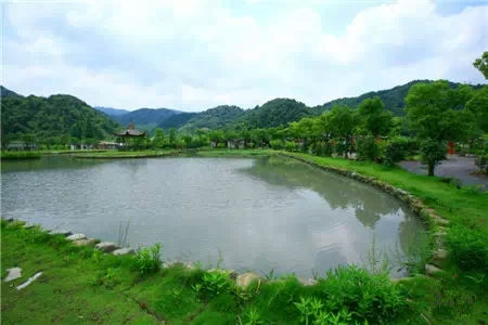 東錢湖綠野谷綠野谷休閒度假村位於擁有著好山好水的東錢湖畔.