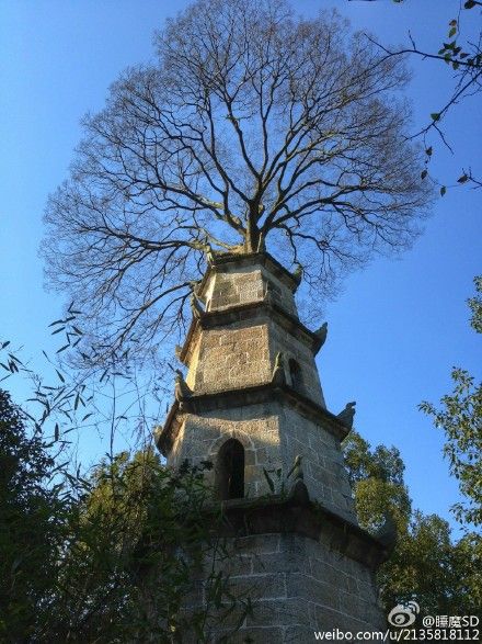 惜字塔地处九峰山下,清溪水由东而西从塔的北侧流过.