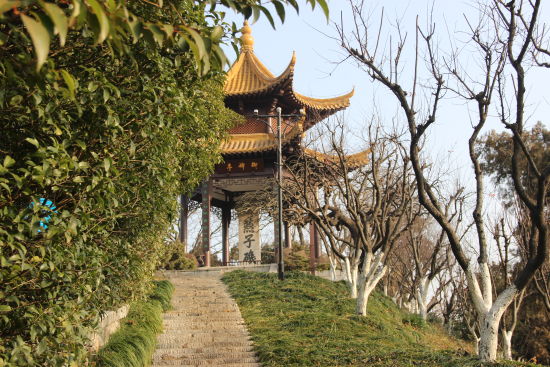 江蘇 南京 正文 燕子磯公園位於南京市北郊的長江沿岸,南京長江二橋