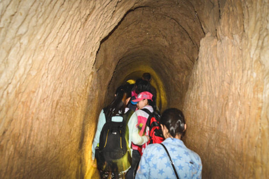 自驾团成员钻地道 摄影:果然视界