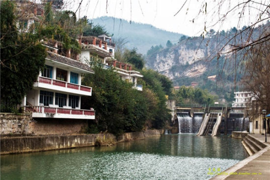 位于乌当区东风镇的渔洞峡,可是一个假日旅游的理想去处.