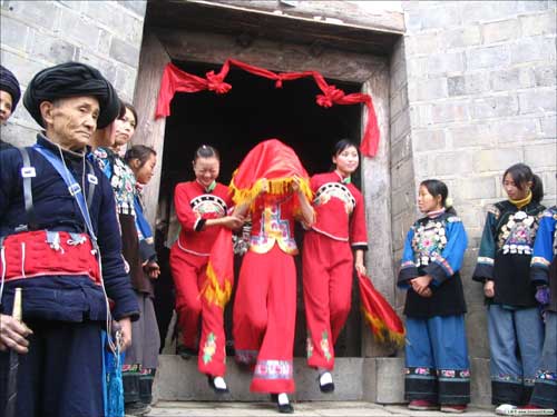 彝族淳朴婚俗:男女同床动口不动手(组图)