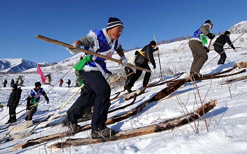 圖瓦人演繹古老滑雪技巧