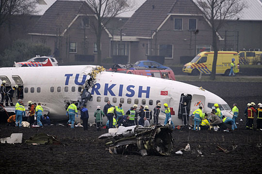 土耳其波音737飞机在荷兰坠毁 飞机断成三截