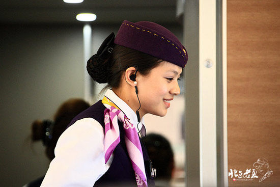 新浪配图:高铁服务员