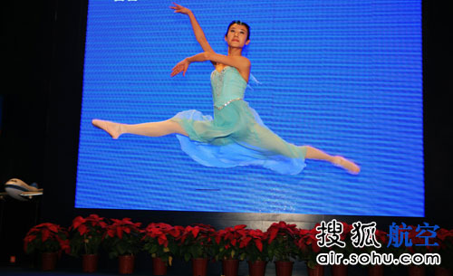 南航"奥运空姐"成为珠海航展风景线