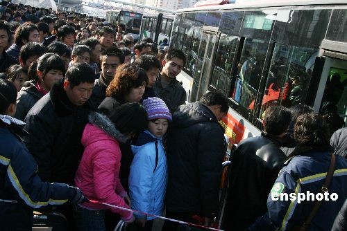 2009年2月16日,北京西站再次迎来客流高峰,抵京的乘客"挤爆"火车站外