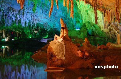 组图:广西在喀斯特溶洞举行人体摄影比赛