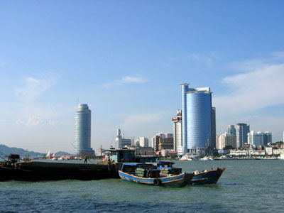 环岛路以轮渡码头为起点,向东往皓月园-大德记浴场-观海园-菽庄花园