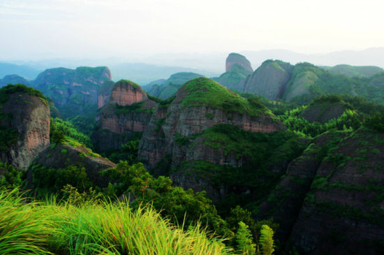 铜钹山铜钹山位于江西省上饶市广丰县南部,属武夷山脉东段北麓.