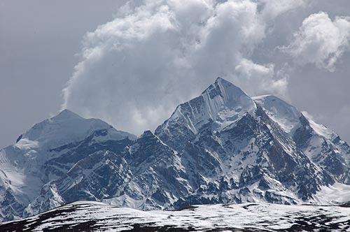 西藏自驾游路上遇到的山峰