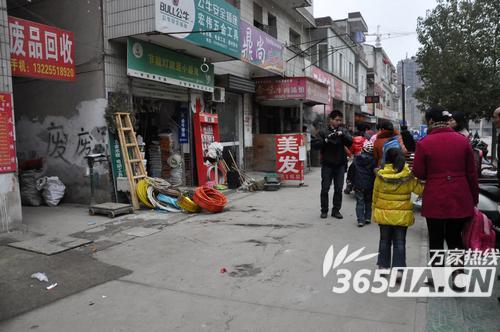 五金店门口俩陌生人"比武 2月23日晚9点,在合肥葛大路上葛大店小学