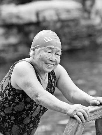 冬泳牛人不服不行九旬老太常在泳池扎猛子图