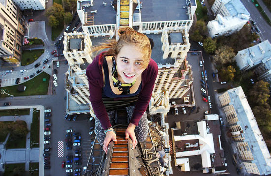 俄国"天际行走者"冒险攀爬秀特技
